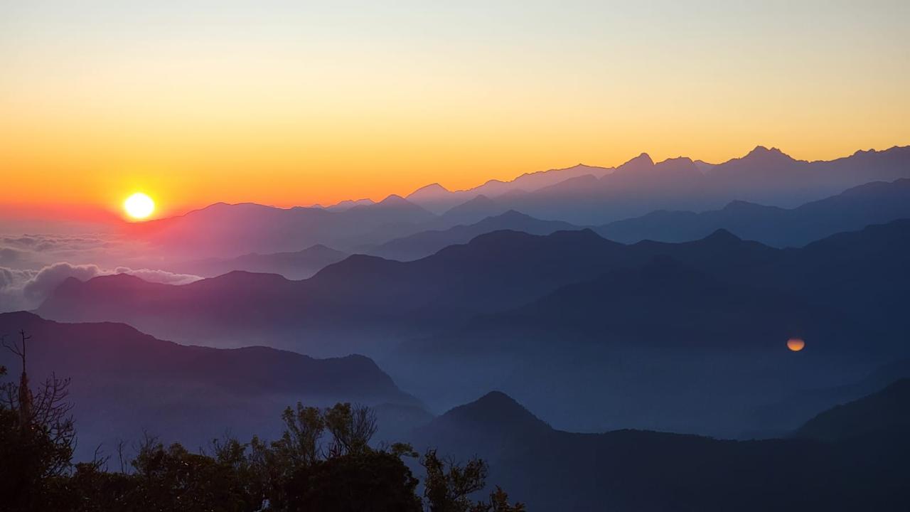 Amanecer sobre la Sierra Nevada de Santa Marta, mar de nubes visto desde el territorio