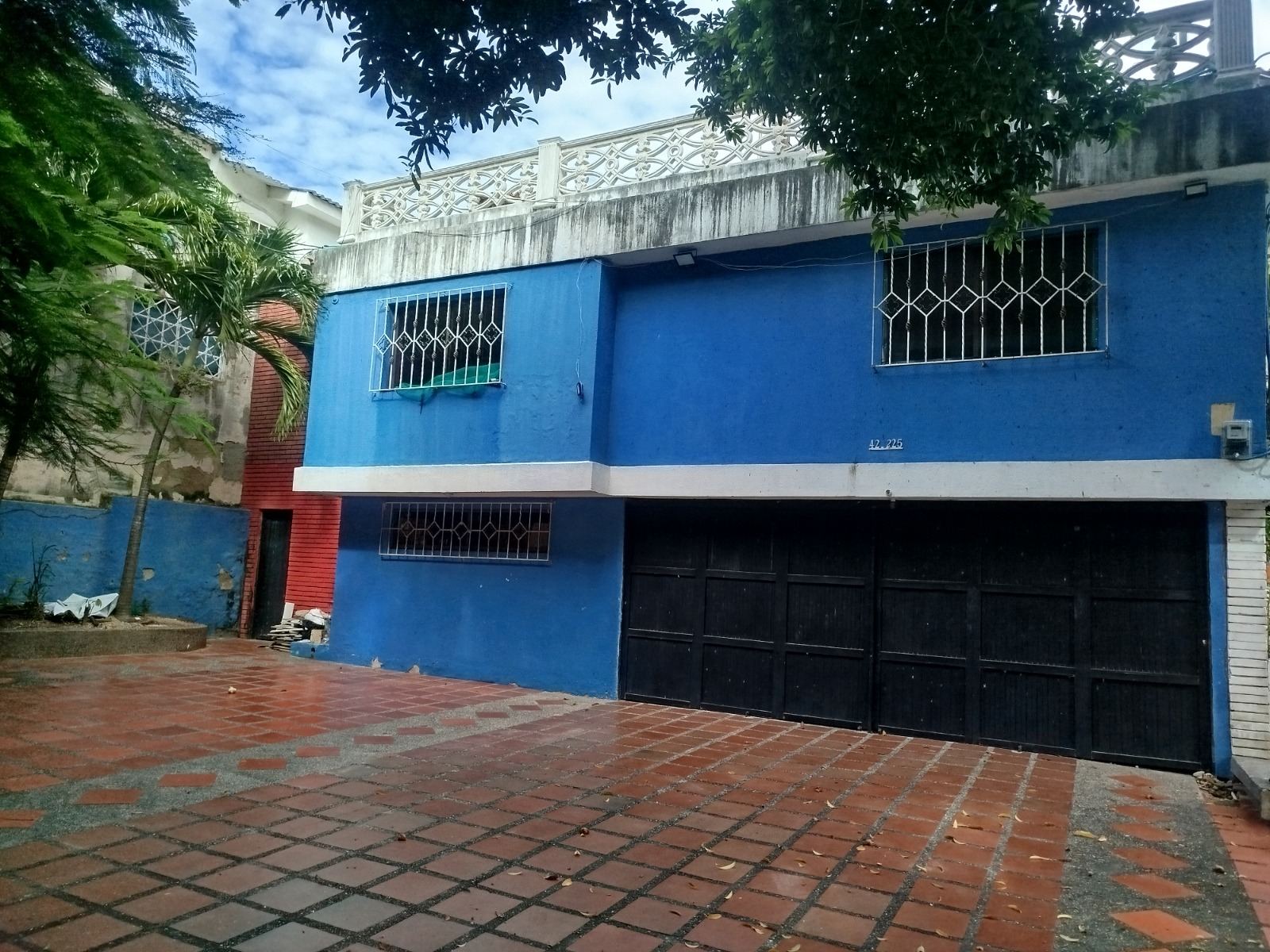 Fachada azul de Casa Feliza, casa de dos pisos en Barranquilla